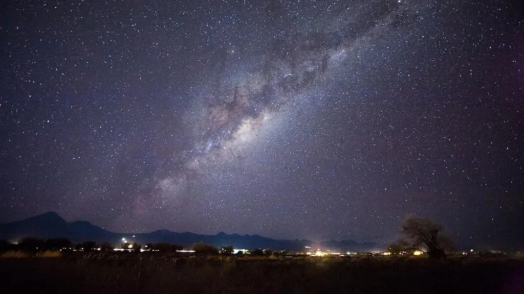 The Milky Way streching clearly across the night sky in the Atacama