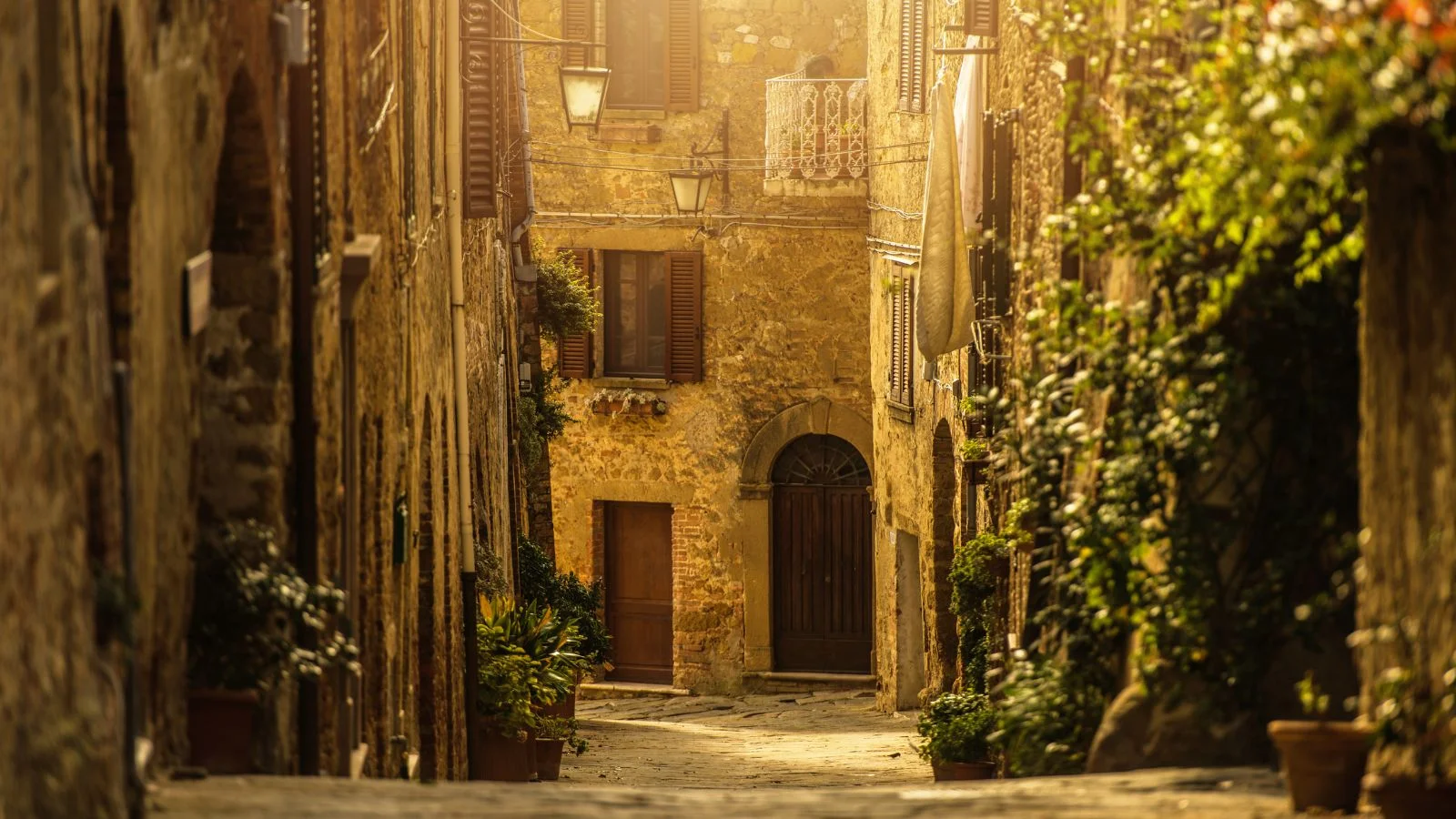 Narrow street in Lake Orta