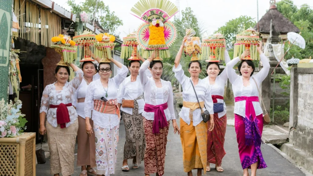 Bali women in traditional dress carrying offerings