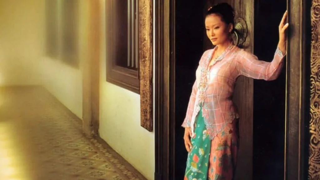 a-woman-in-traditional-gown-standing-in-a-corridor-at-the-Blue-Mansion-George-Town-Malaysia